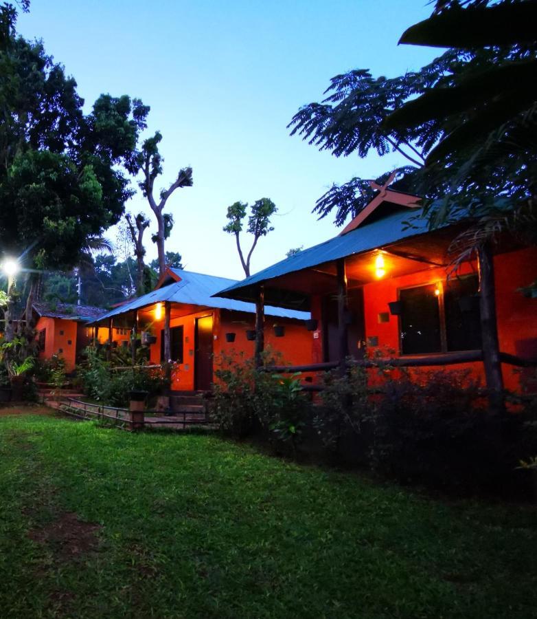 บ้านดินโฮมสเตย์ ปางอุ๋ง Ban Huai Makhuea Som Exterior photo